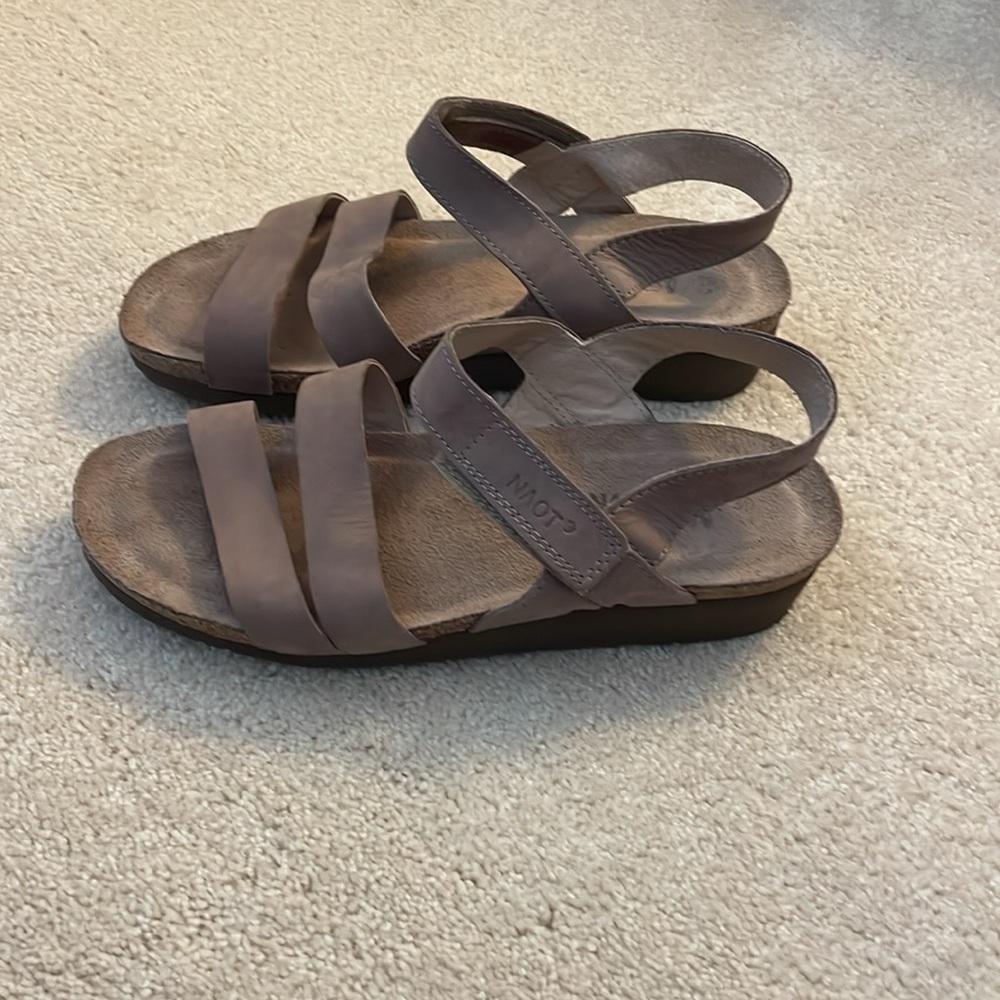 EUC Naot Kayla Stone NuBuck Sandal, 39 size 8